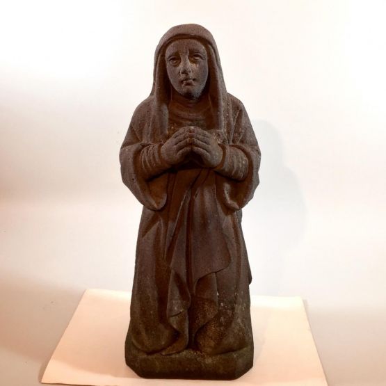 Каменная статуя молящейся женщины, XIX в.