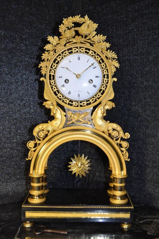 Часы из позолоченной бронзы 'Арка', XVIII в.  