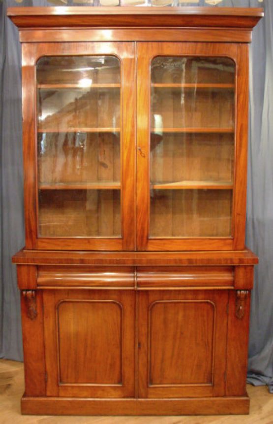 Книжный шкаф в викторианском стиле