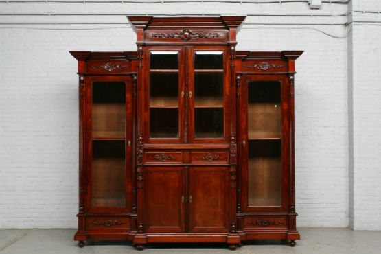 Книжный шкаф в стиле Ренессанса