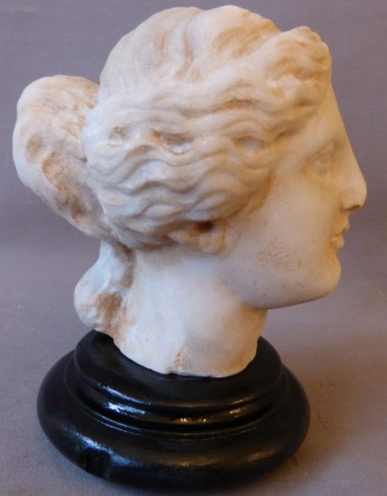 Античная скульптура головы женщины