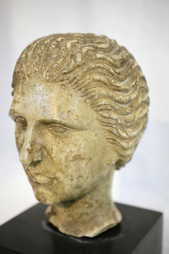 Голова женщины из алебастра, XIX в. 