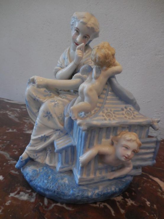 Шкатулка-статуэтка из фарфора. Германия,  XIX в.