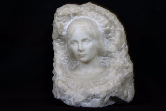 Скульптура лица молодой женщины, XX в.
