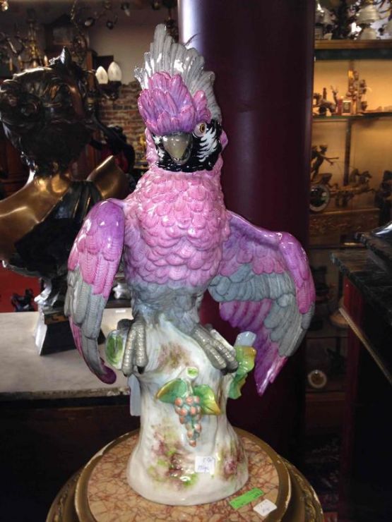 Фарфоровая статуэтка попугая