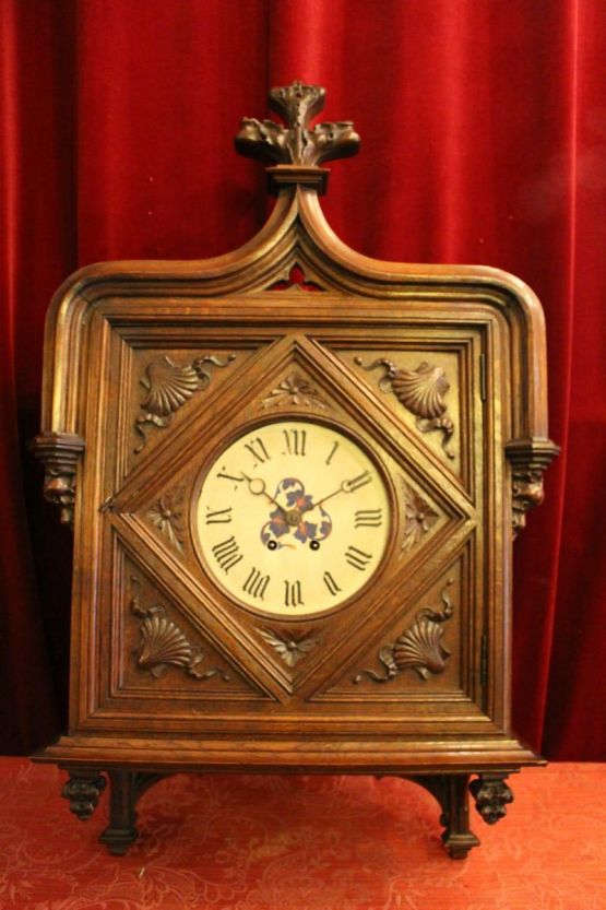 Часы в готическом стиле