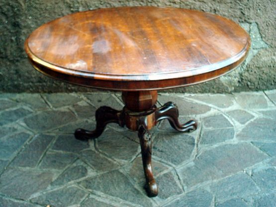 Круглый стол из палисандра в викторианском стиле.