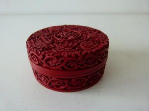 Красная лакированная шкатулка. Китай, XIX в. 