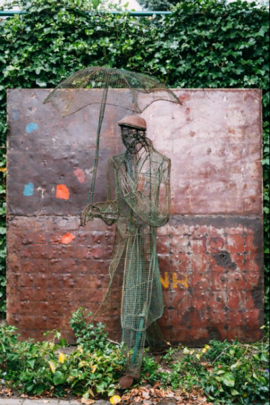 Садовая статуя из металла 'Мужчина с зонтом'
