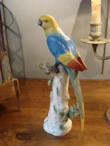 Фарфоровая статуэтка длиннохвостого попугая, XIX в