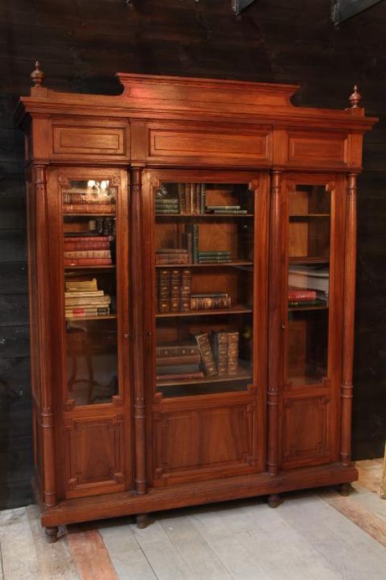 Трехстворчатый книжный шкаф, 1900 г.