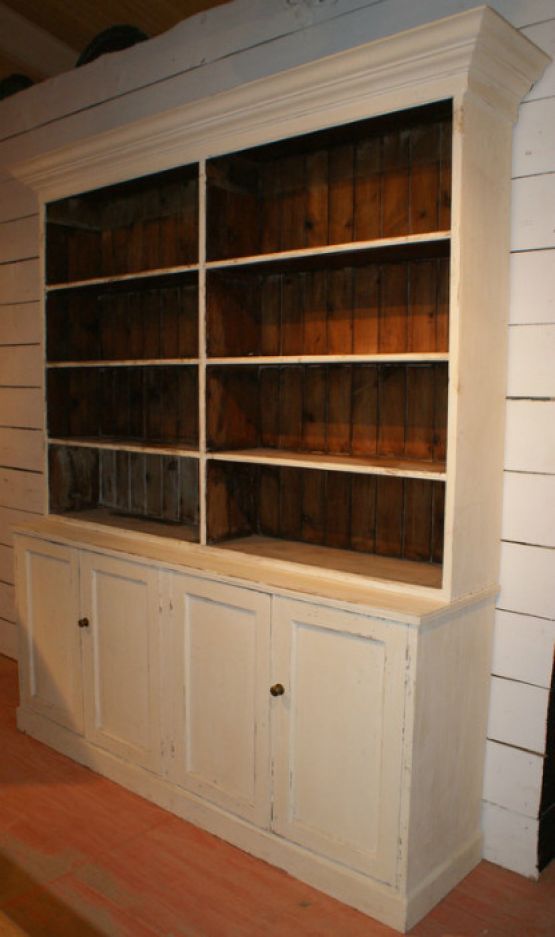 Старинный книжный шкаф, окрашенный