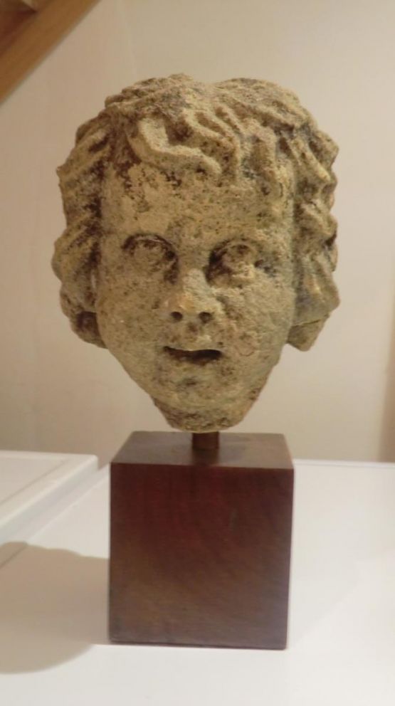 Каменная скульптура головы ангела, XVII в.