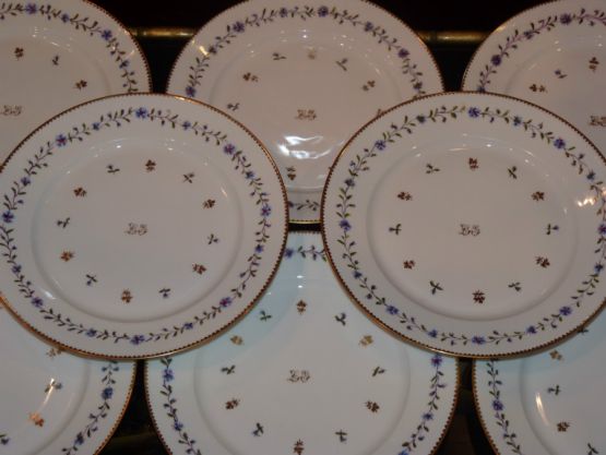 Тарелки из ньонского фарфора, XIX в.