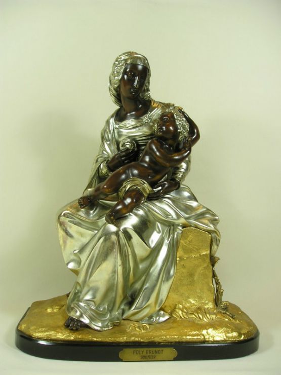 Скульпутра женщины с ребенком