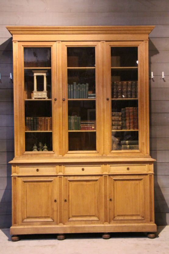 Книжный шкаф из беленого дуба, 1900 г. 