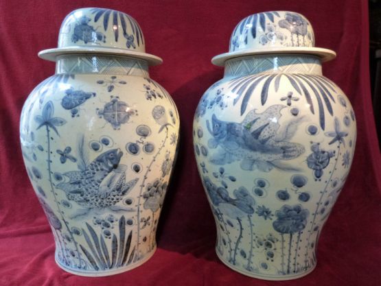 Две бело-голубые вазы из китайского фарфора, XX в.