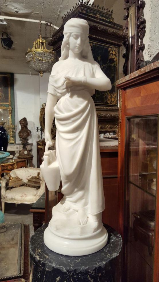 Статуя 'Девушка с кувшином' из каррарского мрамора