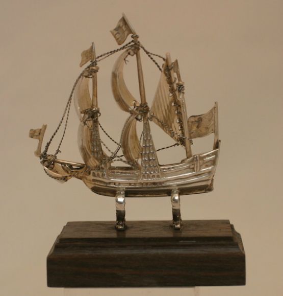 Серебряная миниатюра трехмачтового парусника