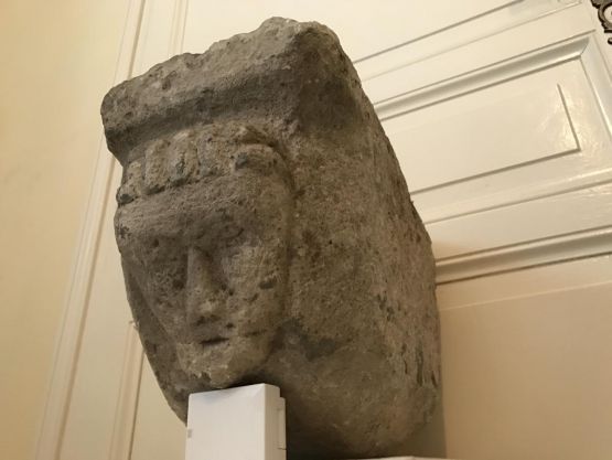 Модильон из известняка эпохи античности