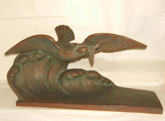 Терракотовая статуэтка 'Чайка, ловящая рыбу', XX в